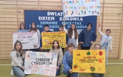 uczniowie kl. 4 - 8 z plakatami podczas apelu z okazji Swiatowego Dnia Zdrowia