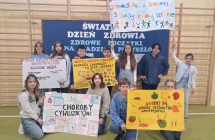 uczniowie kl. 4 - 8 z plakatami podczas apelu z okazji Swiatowego Dnia Zdrowia