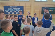 niebieskie igrzyska uczniowie podczas konkurencji z trenerem