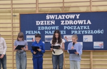 uczniowie podczas apelu z okazji Swiatowego Dnia Zdrowia