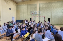 uczniowie kl. 0 - 8  podczas apelu z okazji Swiatowego Dnia Zdrowia