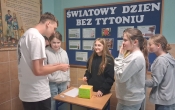 uczniowie w trakcie konkursu na przerwie z okazji Swiatowego Dnia bez Tytoniu