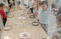 Uczniowie Szkoły Podstawowej w Dziadowicach podczas warsztatów robienia pizzy