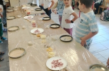Uczniowie Szkoły Podstawowej w Dziadowicach podczas warsztatów robienia pizzy