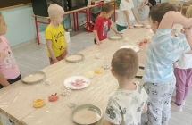 Uczniowie Szkoły Podstawowej w Dziadowicach podczas warsztatów robienia pizzy