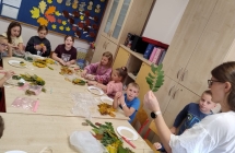 uczniowie kl. 2 w trakcie wykonywania pracy plastycznej
