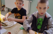 uczniowie kl. 3 w trakcie wykonywania jesiennych witrazy
