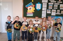 uczniowie kl. 1 z wykonanymi pracami jesiennymi