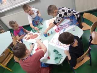 Dzieci z oddziału przedszkolnego podczas Światowego Dnia Pluszowego Misia