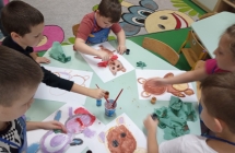 Dzieci z oddziału przedszkolnego podczas Światowego Dnia Pluszowego Misia