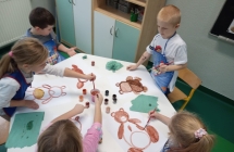 Dzieci z oddziału przedszkolnego podczas Światowego Dnia Pluszowego Misia