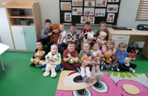 Dzieci z oddziału przedszkolnego podczas Światowego Dnia Pluszowego Misia