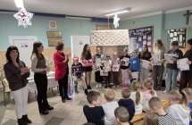 Uczniowie Szkoły Podstawowej w Dziadowicach podczas apelu z okazji podsumowania akcji profilaktycznych i kampanii Zachowaj Trzeźwy Umysł