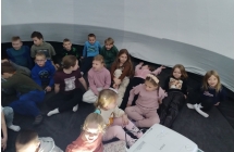Uczniowie klasy I, II oraz dzieci z oddzialu przedszkolnego w kinie sferycznym (3)