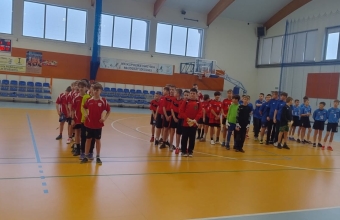 Uczniowie Szkoły Podstawowej w Dziadowicach podczas Mistrzostw Powiatu w Futsalu