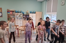 Uczniowie klasy III podczas warsztatów terapeutycznych