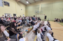 Zaproszeni goście podczas uroczystości Dnia Babci i Dziadka w SP w Dziadowicach