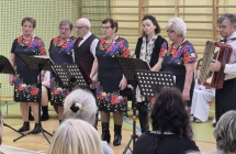 Zespół Jarzębinki podczas Dnia Babci i Dziadka