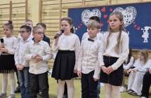 Uczniowie klasy II podczas Dnia Babci i Dziadka