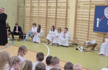 Ksiądz proboszcz podczas uroczystości Dnia Babci i Dziadka