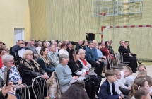 Zaproszeni goście podczas uroczystości Dnia Babci i Dziadka w SP w Dziadowicach