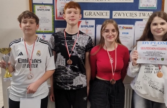 Uczniowie Szkoly Podstawowej w Dziadowicach z dyplomem za zdobycie III miejsca w  II Konkursie Wiedzy o Sporcie