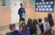 policjant podczas rozmowy z uczniami kl. 0 - 3