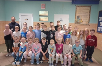 zdjecie policjanta i uczniow 0 - 3