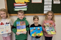 Uczniowie klasy I z pracami na konkurs plastyczny