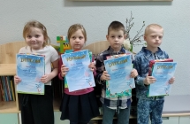 Dzieci z oddzialu przedszkolnego z dyplomami