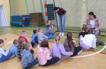 zabawy ze skarpetkami na sali gimnastycznej kl. 2