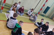 zabawa ze skarpetkami kl. 3 prowadzona przez uczennice kl.8