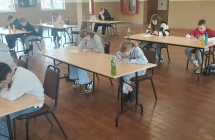 Uczniowie podczas konkursu  „Mlodziez zapobiega pozarom”