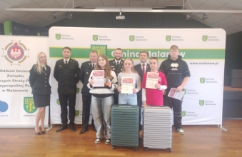 Uczniowie SP w Dziadowicach z Wojtem Gminy Malanow i strazakami