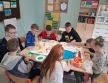 klasa 3 w trakcie warszatow - wspolna praca plastyczna