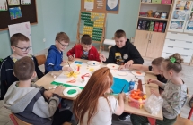 klasa 3 w trakcie warszatow - wspolna praca plastyczna