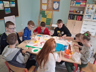 klasa 3 w trakcie warszatow - wspolna praca plastyczna