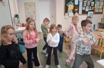 klasa 1 w trakcie zabawy ruchowej z pokazywaniem