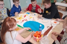 klasa 3 wspolnie wykonuje prace w ramach warszatow Rok dzieciecej kreatywnosci