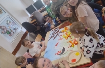 Uczniowie klasy 2 tworza prace plastyczna ,,Wiosenna laka' (1)