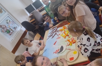 Uczniowie klasy 2 tworza prace plastyczna ,,Wiosenna laka' (1)