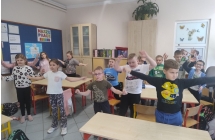 Uczniowie klasy 2 podczas spiewu wiosennej piosenki z elementami ruchu (1)