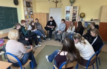 Uczniowie klasy osmej siedzacy w kregu podczas trwania warsztatow profilaktycznych