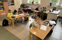 Uczniowie klasy pierwszej wykonujacy place plastyczne podczas zajec zwiazanych z obchodami Swiatowego Dnia Swiadomosci Autyzmu