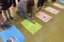 Uczennica piszaca na plakacie podczas wykonywania zadania 