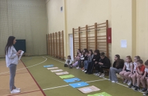 Kobieta mówiąca do dzieci na sali gimnastycznej