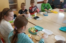 Uczniowie klasy drugiej podczas robienia zdrowych kanapek