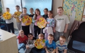 Uczniowie klasy drugiej z wykonanymi pracami plastycznymi - zdrowy talerz