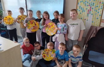 Uczniowie klasy drugiej z wykonanymi pracami plastycznymi - zdrowy talerz