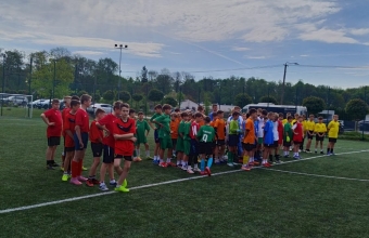Uczniowie SP w Dziadowicach na eliminacjach do ogolnopolskiego Turnieju Z Podworka na Stadion o Puchar Tymbarku (3)
